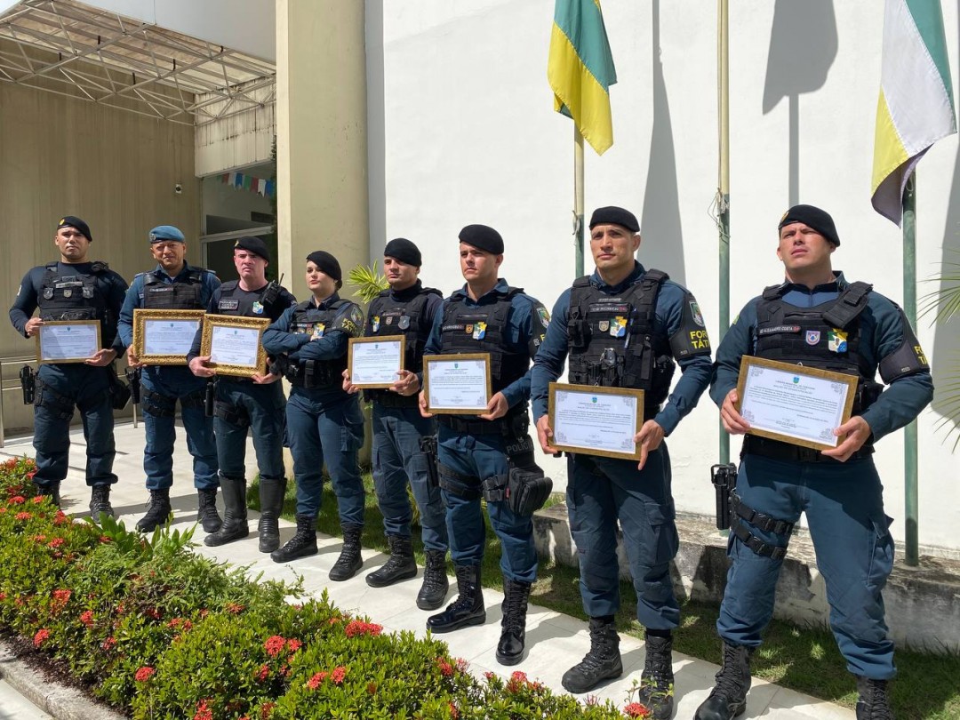 Câmara Municipal homenageia policiais por bravura e dedicação