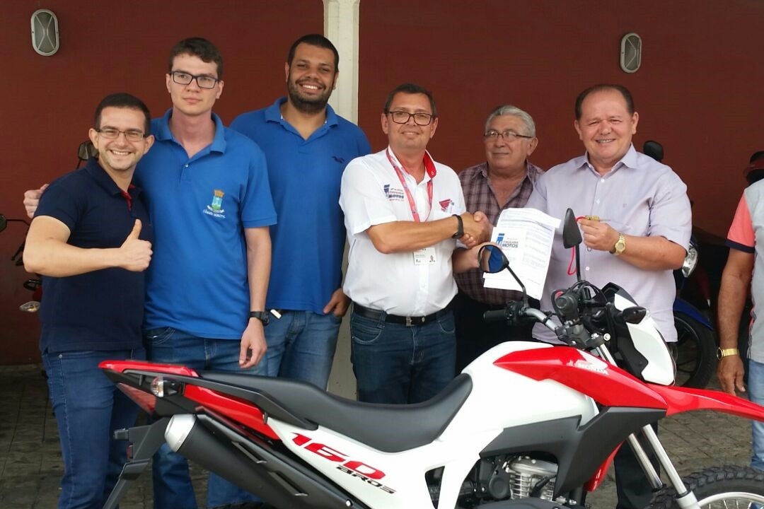 Empresa ITABAIANA MOTOS, vencedora da licitação, faz entrega de motocicleta ao Presidente da Câmara Municipal, vereador José Teles de Mendonça.